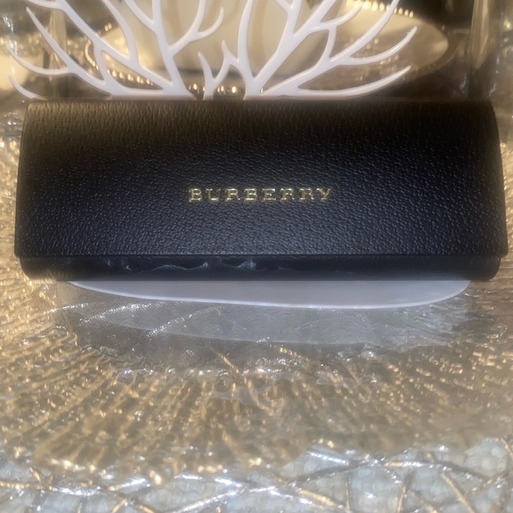 BURBERRY Sunglass/glass holder! Like new! - Picture 3 of 8